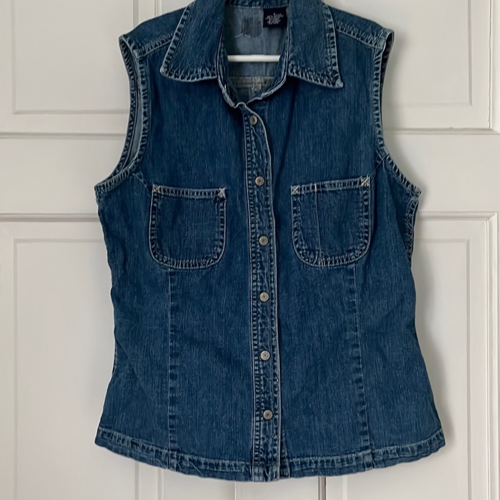 Girls sleeveless denim GAP shirt. Size S.